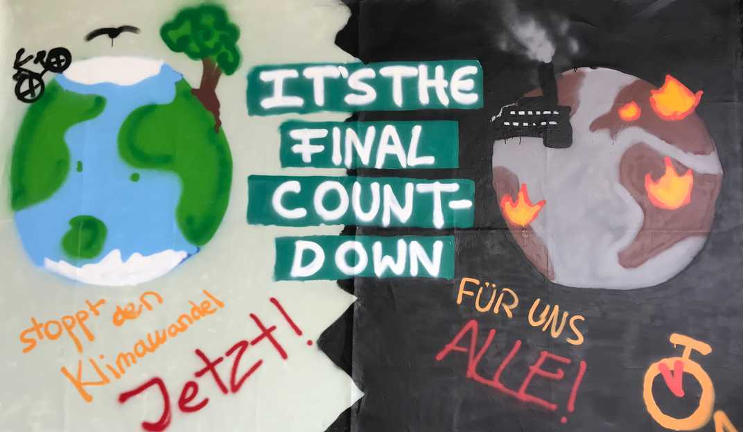 Plakat mit Slogan "It's the final countdown"